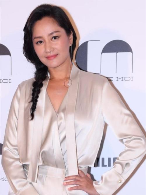 王祖賢30年前故宮舊照！白裙仙氣飄飄「扮夢露秀舞姿」，背後宮女已「逆襲成當紅巨星」身家上億