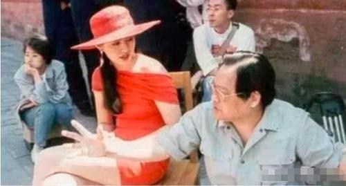 王祖賢30年前故宮舊照！白裙仙氣飄飄「扮夢露秀舞姿」，背後宮女已「逆襲成當紅巨星」身家上億