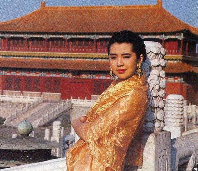 王祖賢30年前故宮舊照！白裙仙氣飄飄「扮夢露秀舞姿」，背後宮女已「逆襲成當紅巨星」身家上億