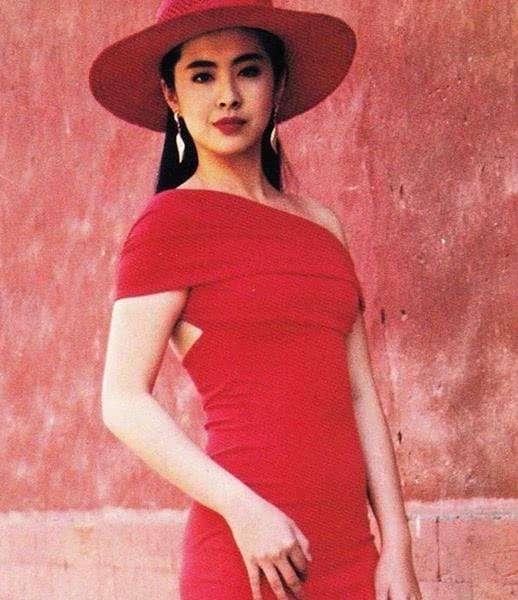 王祖賢30年前故宮舊照！白裙仙氣飄飄「扮夢露秀舞姿」，背後宮女已「逆襲成當紅巨星」身家上億