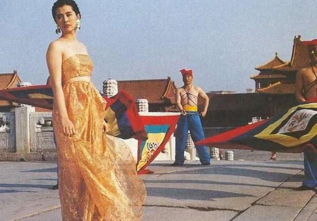 王祖賢30年前故宮舊照！白裙仙氣飄飄「扮夢露秀舞姿」，背後宮女已「逆襲成當紅巨星」身家上億