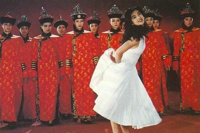 王祖賢30年前故宮舊照！白裙仙氣飄飄「扮夢露秀舞姿」，背後宮女已「逆襲成當紅巨星」身家上億
