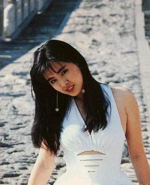 王祖賢30年前故宮舊照！白裙仙氣飄飄「扮夢露秀舞姿」，背後宮女已「逆襲成當紅巨星」身家上億