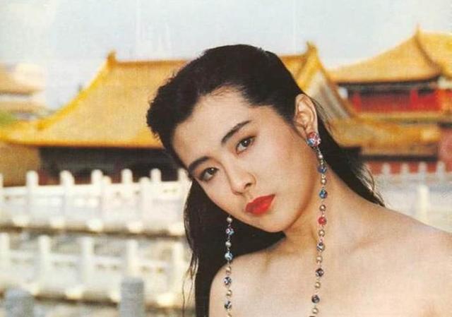 王祖賢30年前故宮舊照！白裙仙氣飄飄「扮夢露秀舞姿」，背後宮女已「逆襲成當紅巨星」身家上億