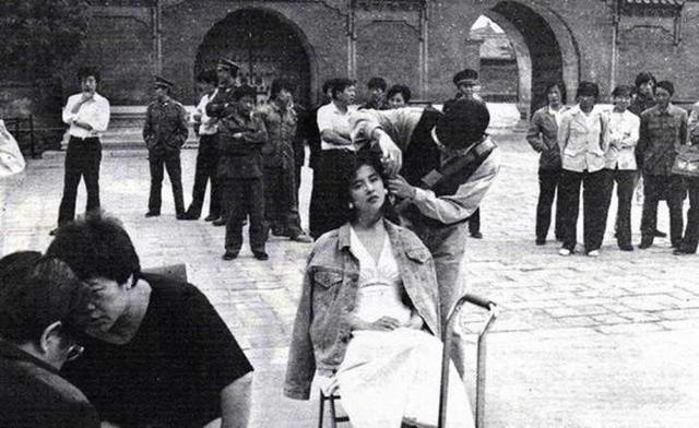 王祖賢30年前故宮舊照！白裙仙氣飄飄「扮夢露秀舞姿」，背後宮女已「逆襲成當紅巨星」身家上億