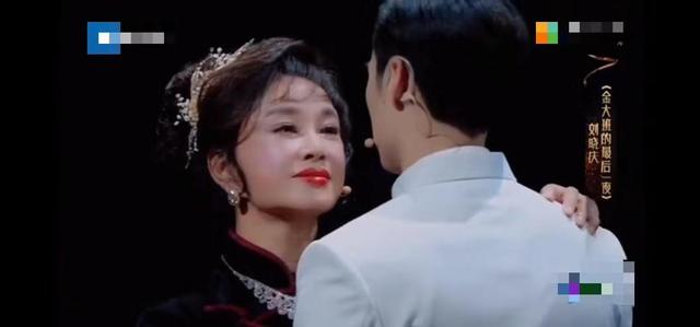 67歲還演愛情戲?劉曉慶與24歲鮮肉演情侶,舞台上當場卸妝 鏡頭拉近後「年紀」完全暴露