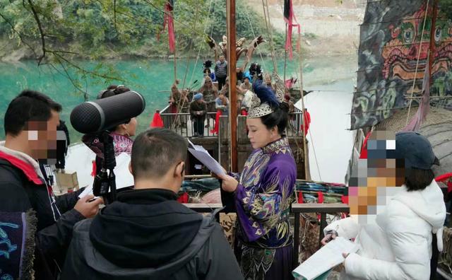 67歲還演愛情戲?劉曉慶與24歲鮮肉演情侶,舞台上當場卸妝 鏡頭拉近後「年紀」完全暴露