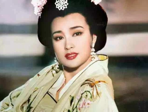 67歲還演愛情戲?劉曉慶與24歲鮮肉演情侶,舞台上當場卸妝 鏡頭拉近後「年紀」完全暴露