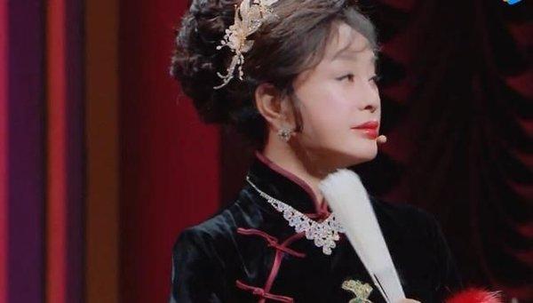 67歲還演愛情戲?劉曉慶與24歲鮮肉演情侶,舞台上當場卸妝 鏡頭拉近後「年紀」完全暴露