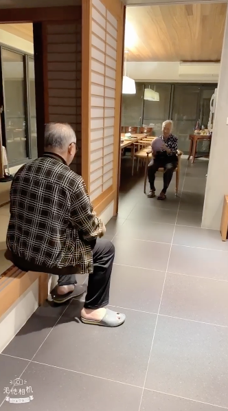 72歲醫生花2年「替失智母打造陽光玻璃屋」母子同住　「全依媽媽需求設計」各自擁空間：想親自守護
