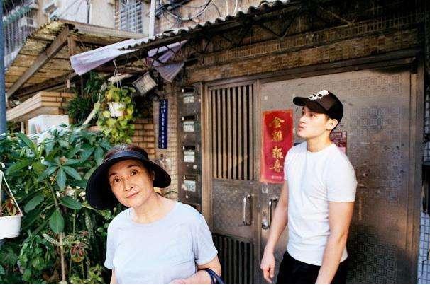 一夫兩妻！兩女共侍一夫37年 「2個妻子和諧同住一棟樓」 九旬母親卻住養老院