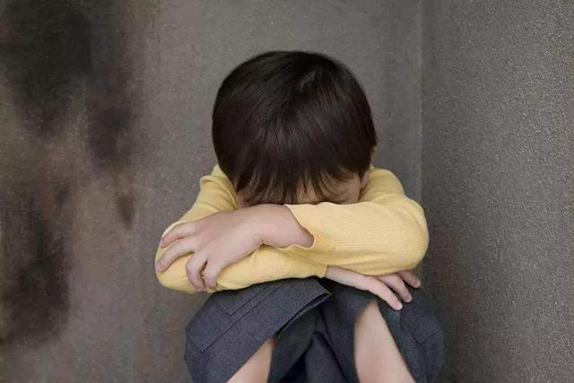 8歲兒寫作業「奇葩造句」爸爸氣得差點撕掉　隔天到校「老師二話不說給滿分」：孩子是人才