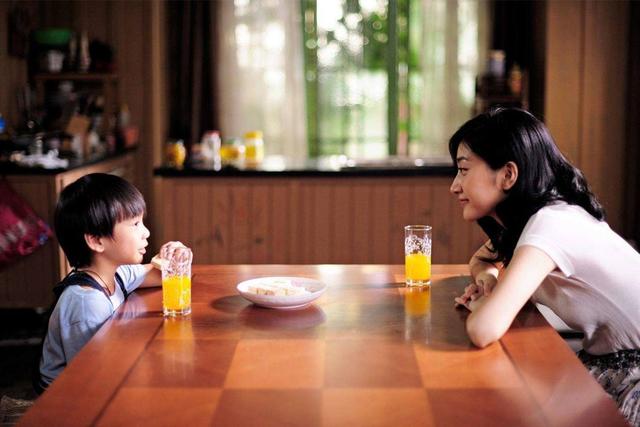 8歲兒寫作業「奇葩造句」爸爸氣得差點撕掉　隔天到校「老師二話不說給滿分」：孩子是人才
