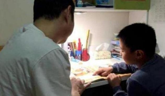 8歲兒寫作業「奇葩造句」爸爸氣得差點撕掉　隔天到校「老師二話不說給滿分」：孩子是人才