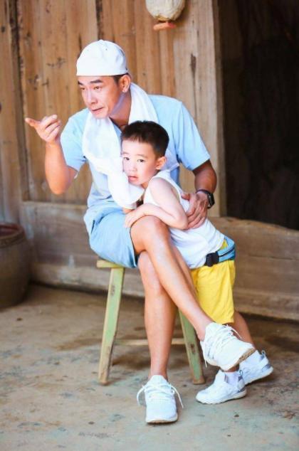 Jasper說謊不承認！陳小春「氣得踢飛碗筷」嚇壞眾人，事後「教育方式」卻讓人佩服 