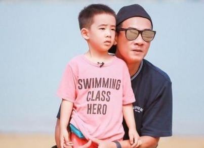 Jasper說謊不承認！陳小春「氣得踢飛碗筷」嚇壞眾人，事後「教育方式」卻讓人佩服 