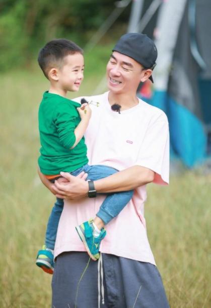 Jasper說謊不承認！陳小春「氣得踢飛碗筷」嚇壞眾人，事後「教育方式」卻讓人佩服 