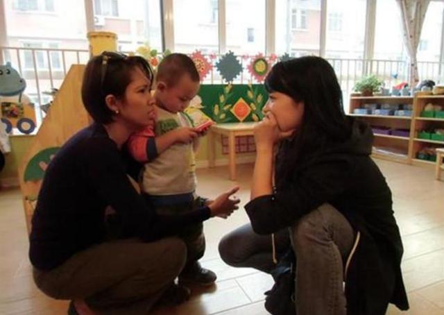 心裡有問題？孩子畫出「怪異」全家福！老師嚇壞覺得他「不正常」    媽媽：您看錯了