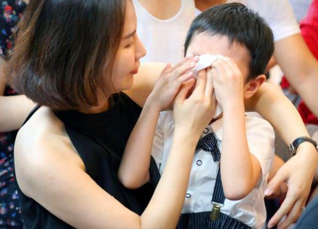 心裡有問題？孩子畫出「怪異」全家福！老師嚇壞覺得他「不正常」    媽媽：您看錯了