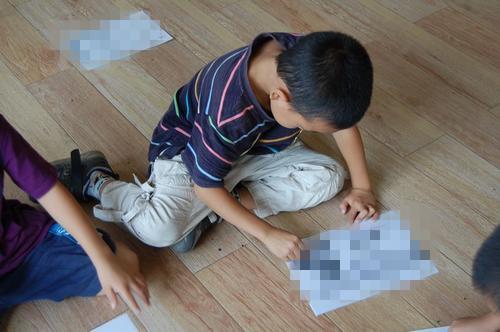 心裡有問題？孩子畫出「怪異」全家福！老師嚇壞覺得他「不正常」    媽媽：您看錯了
