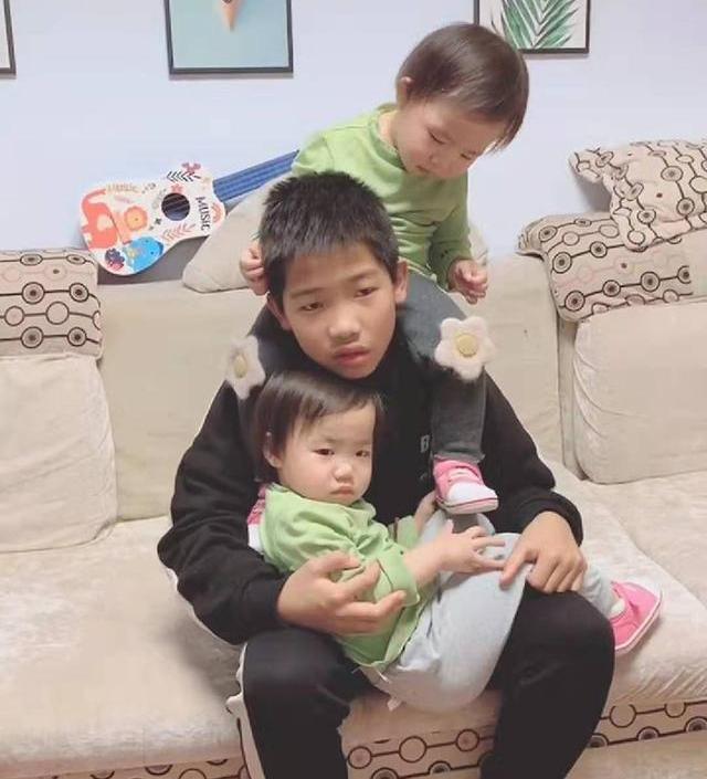 如願以償？兒子向媽媽「要了10年妹妹」　不料寶媽一口氣「生了倆」兒子：生無可戀 