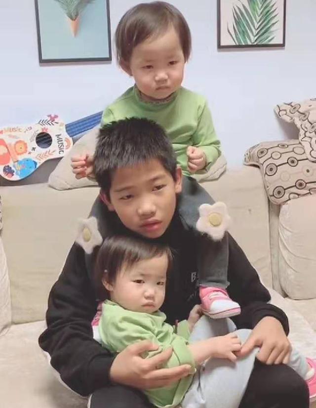 如願以償？兒子向媽媽「要了10年妹妹」　不料寶媽一口氣「生了倆」兒子：生無可戀 