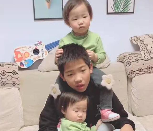 如願以償？兒子向媽媽「要了10年妹妹」　不料寶媽一口氣「生了倆」兒子：生無可戀 