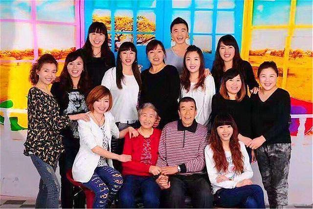 為圓「兒子夢」 夫妻倆連生11個女兒才如願生兒子！如今生活靠「啃女」讓人唏噓