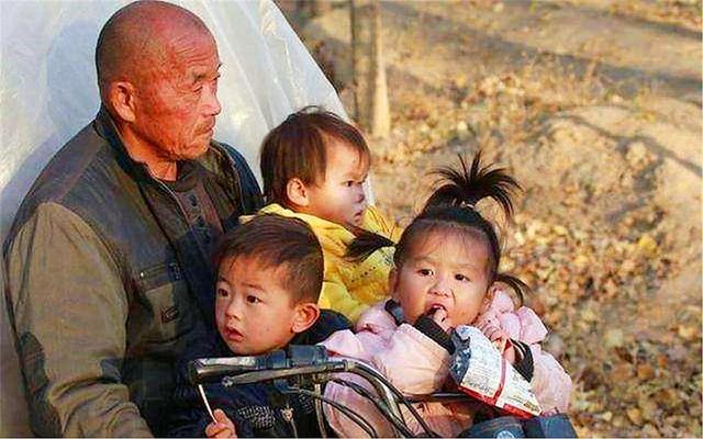 為圓「兒子夢」 夫妻倆連生11個女兒才如願生兒子！如今生活靠「啃女」讓人唏噓