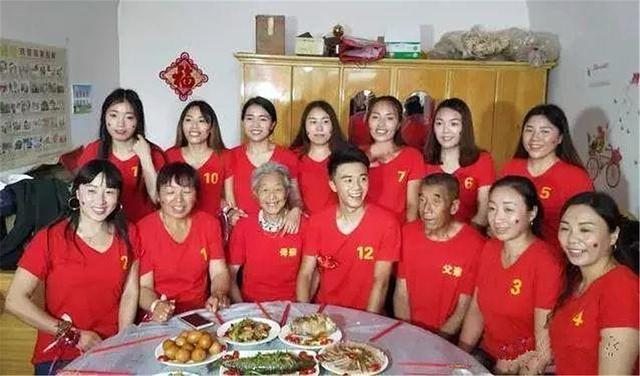 為圓「兒子夢」 夫妻倆連生11個女兒才如願生兒子！如今生活靠「啃女」讓人唏噓