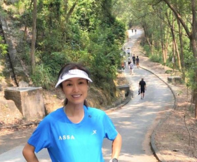   63歲米雪曬與周潤發爬山照！發哥皺紋明顯「笑起來依舊迷人」，女神素顏出鏡優雅大方：這才是實力老牌