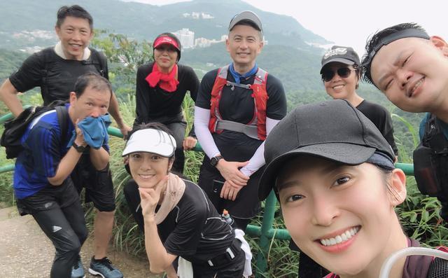   63歲米雪曬與周潤發爬山照！發哥皺紋明顯「笑起來依舊迷人」，女神素顏出鏡優雅大方：這才是實力老牌