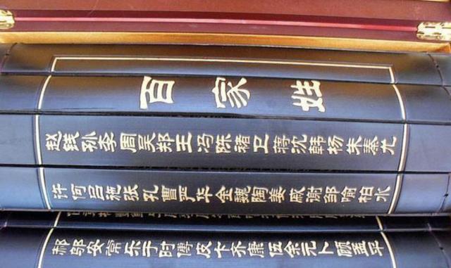 爸爸姓「公」喜得三胞胎，爺爺隨口取名，員警聽完笑了：「長大來我這上班～」