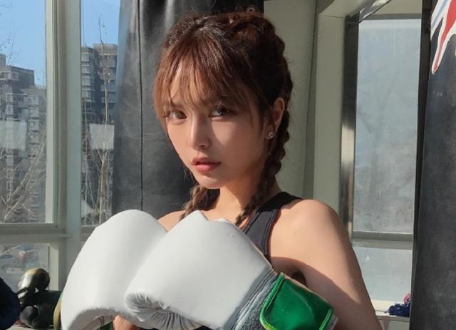 周揚青曬美照「大秀好身材」！卻遭好友無情留言「讓她小心鼻子」，本尊高EQ反擊