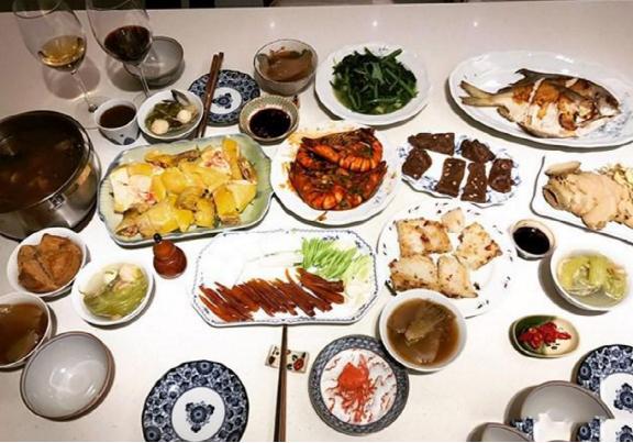 張鈞甯豪宅曝光「充滿歐式復古風」飯廳滿桌佳餚　與家人同住感情融洽「素顏同框」氣質不減反增