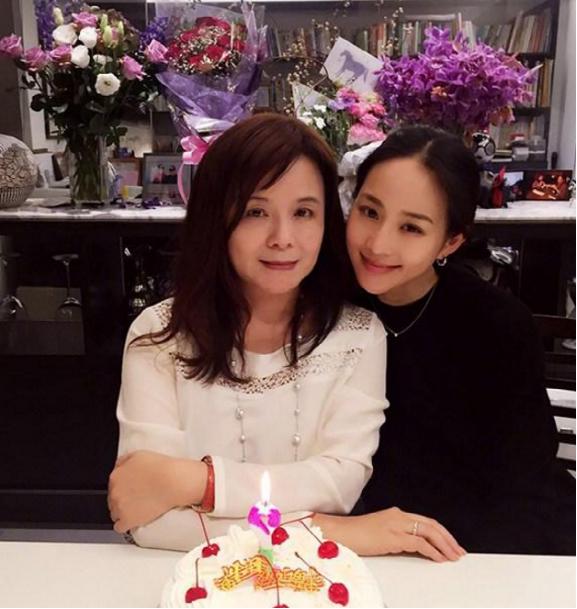 張鈞甯豪宅曝光「充滿歐式復古風」飯廳滿桌佳餚　與家人同住感情融洽「素顏同框」氣質不減反增