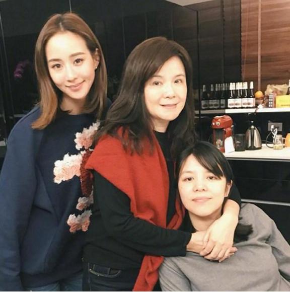 張鈞甯豪宅曝光「充滿歐式復古風」飯廳滿桌佳餚　與家人同住感情融洽「素顏同框」氣質不減反增