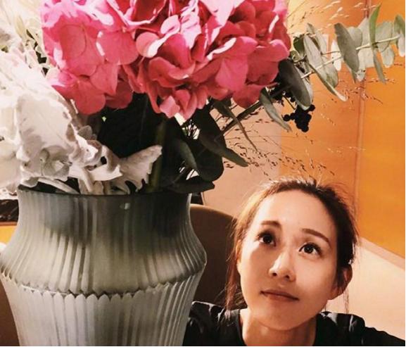 張鈞甯豪宅曝光「充滿歐式復古風」飯廳滿桌佳餚　與家人同住感情融洽「素顏同框」氣質不減反增