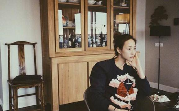 張鈞甯豪宅曝光「充滿歐式復古風」飯廳滿桌佳餚　與家人同住感情融洽「素顏同框」氣質不減反增