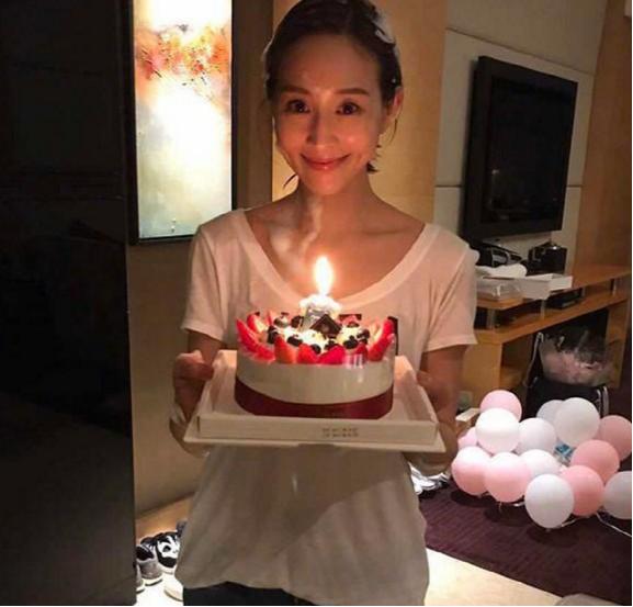 張鈞甯豪宅曝光「充滿歐式復古風」飯廳滿桌佳餚　與家人同住感情融洽「素顏同框」氣質不減反增