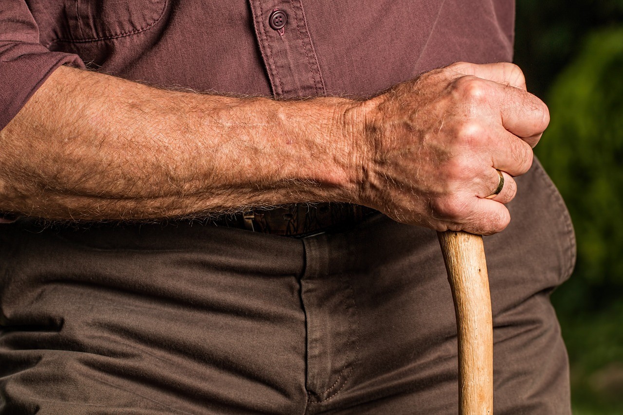 婆婆陪20歲外配妹產檢！醫生驚見「老公70歲」滿頭問號　趁婆婆不在「她吐出離奇隱情」全場傻住