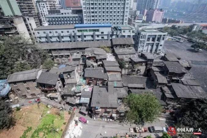 10年前牽3歲兒工作！爸爸為養家「扛3500噸貨物」終於拚下一間房 　如今他們的故事比照片更動人