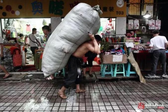 10年前牽3歲兒工作！爸爸為養家「扛3500噸貨物」終於拚下一間房 　如今他們的故事比照片更動人