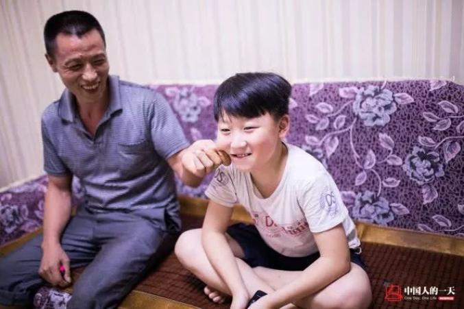 10年前牽3歲兒工作！爸爸為養家「扛3500噸貨物」終於拚下一間房 　如今他們的故事比照片更動人