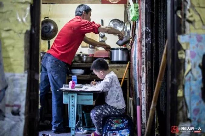 10年前牽3歲兒工作！爸爸為養家「扛3500噸貨物」終於拚下一間房 　如今他們的故事比照片更動人