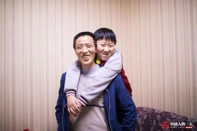 10年前牽3歲兒工作！爸爸為養家「扛3500噸貨物」終於拚下一間房 　如今他們的故事比照片更動人