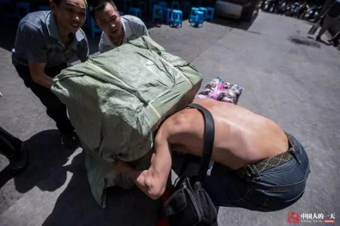 10年前牽3歲兒工作！爸爸為養家「扛3500噸貨物」終於拚下一間房 　如今他們的故事比照片更動人