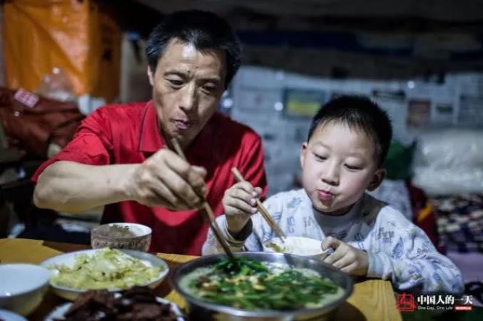 10年前牽3歲兒工作！爸爸為養家「扛3500噸貨物」終於拚下一間房 　如今他們的故事比照片更動人