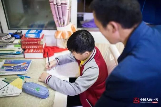 10年前牽3歲兒工作！爸爸為養家「扛3500噸貨物」終於拚下一間房 　如今他們的故事比照片更動人