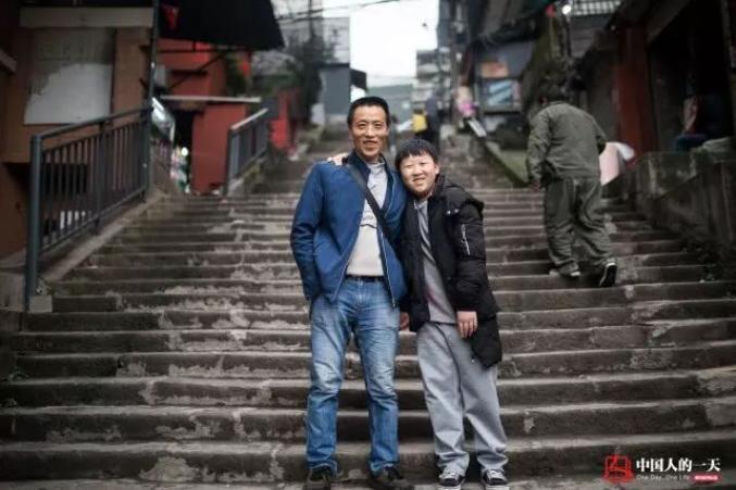 10年前牽3歲兒工作！爸爸為養家「扛3500噸貨物」終於拚下一間房 　如今他們的故事比照片更動人